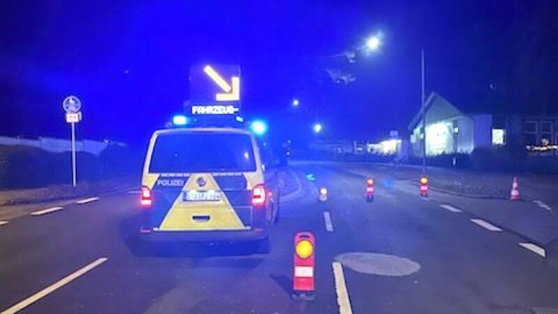 Eine Polizeikontrolle an der Bundesstraße 73 in Buxtehude-Neukloster.