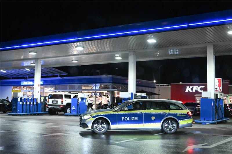 Zwei Männer überfallen Tankstelle in Rotenburg Eine Polizeistreife fährt an einer Aral-Tankstelle vorbei (Symbolbild). Foto: Felix Kästle/dpa
