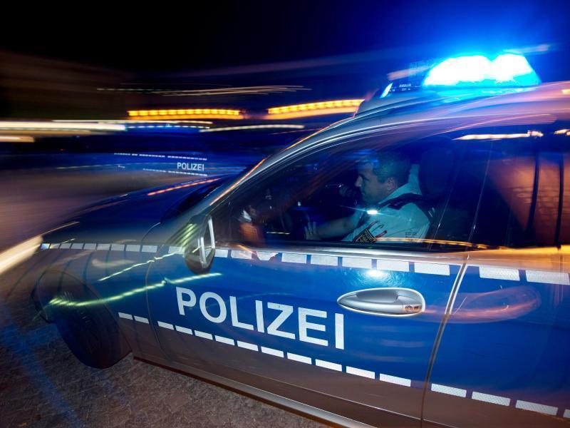 Eine Polizeistreife fährt zu einem Einsatz. Foto: Patrick Seeger/dpa/Symbolbild