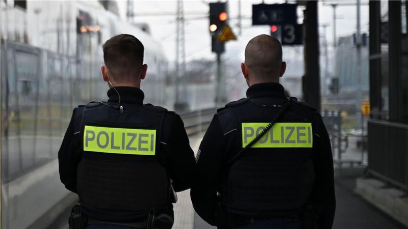 Eine Polizeistreife stöberte den Mann nach seinem Aufenthalt im Gleis auf. (Symbolbild)
