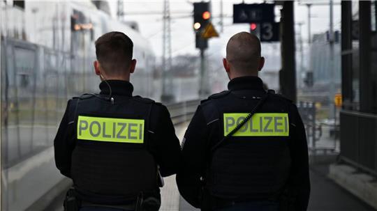 Eine Polizeistreife stöberte den Mann nach seinem Aufenthalt im Gleis auf. (Symbolbild)
