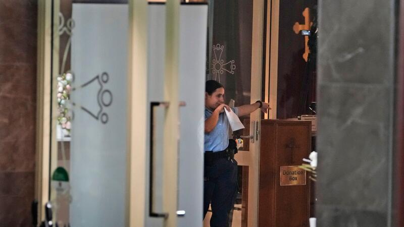 Ausschreitungen nach Terrorangriff auf Bischof in Sydney Eine Polizistin bei der Spurensuche in der Christ the Good Shepherd Church in Wakeley.