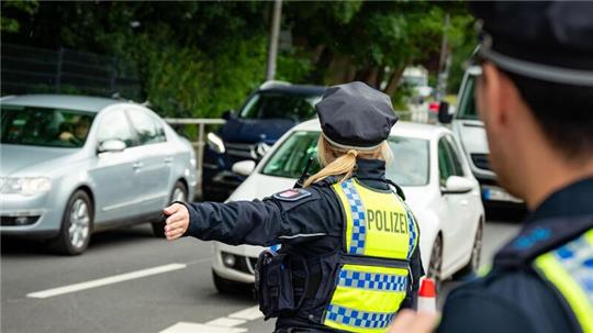 Eine Polizistin dirigiert Autos nahe dem Volksparkstadion.
