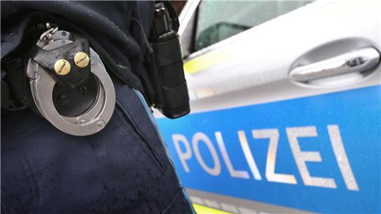 Eine Polizistin hat eine Einbrecherin auf frischer Tat erwischt.