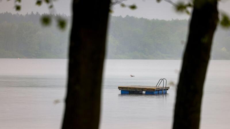 Eine Polizistin hat einen siebenjährigen Jungen aus dem See gerettet. (Archivbild)