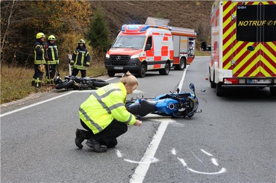 Eine Polizistin schaut sich den Ort des Verkehrsunfalls genauer an. Foto: Neuendorf