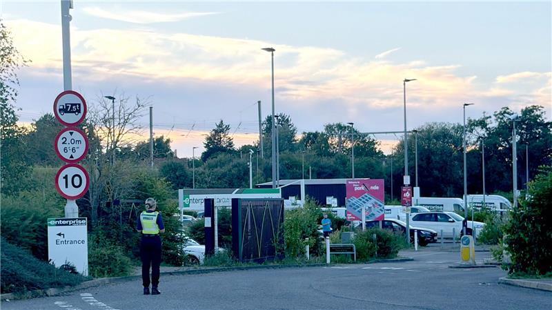 Eine Polizistin steht im Progress Park, wo Angehörige von Reisenden in Empfang genommen werden.