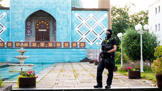 Eine Polizistin steht vor der Blauen Moschee in Hamburg.