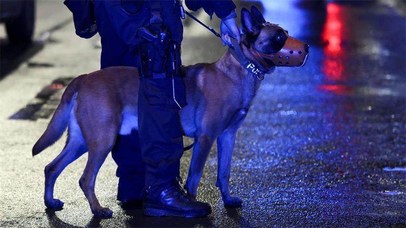 Eine Polizistin steht wegen gefährlicher Körperverletzung im Amt vor Gericht. (Symbolbild)