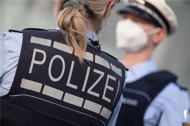 Polizei ermittelt mutmaßliche jugendliche Serienstraftäter Eine Polizistin und ein Polizist mit FFP2-Maske stehen sich gegenüber.