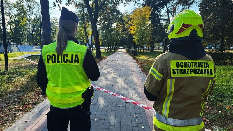 Eine Polizistin und ein freiwilliger Feuerwehrmann sind am Tatort eines Messerangriffs an einer Berufsschule.