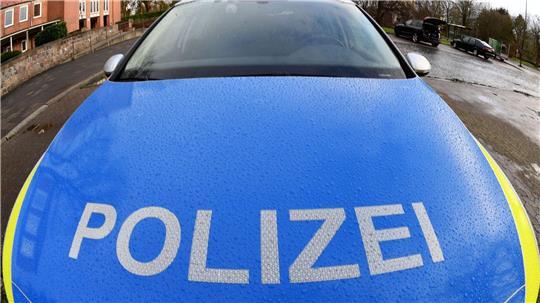 Eine Polizistin wird in Kiel von einem Steinwurf auf einen Streifenwagen verletzt. (Symbolbild)