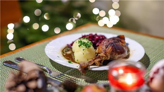 Eine Portion Gänsekeule mit Rotkraut und Klößen steht auf einem Tisch im Restaurant der Gänsezucht Eskildsen. (zu dpa: «Weihnachtsessen-Umfrage: Gans liegt nur auf Platz drei»)