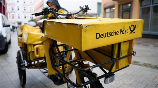 Eine Postbotin bei der Arbeit. 