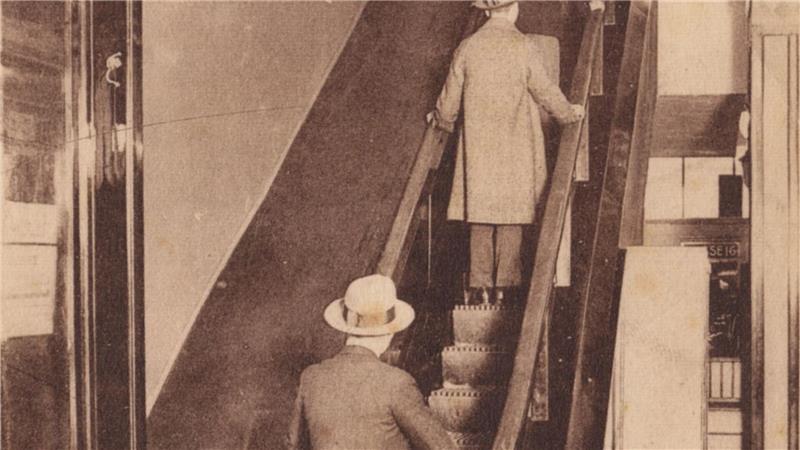 100 Jahre Rolltreppe: Traumfahrt für 30 Sekunden Eine Postkarte aus dem Kölnischen Stadtmuseum zeigt die erste deutsche Rolltreppe im Kölner Kaufhaus Tietz im Jahr 1925.
