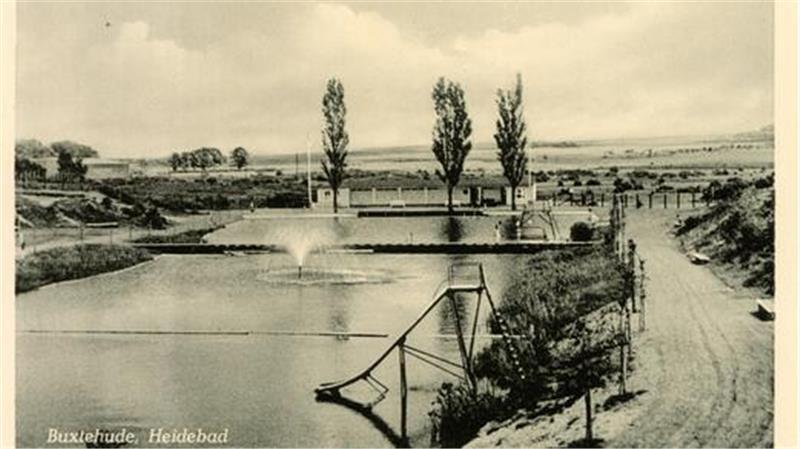 Eine Postkarte zeigt das Heidebad in Buxtehude vermutlich in den frühen 1950er Jahren. Die Umgebung war noch nicht besiedelt.