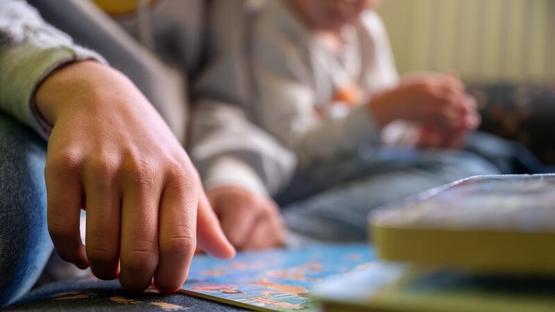 Eine Praktikantin liest in einer Kita Kindern vor..