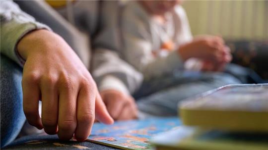 Eine Praktikantin liest in einer Kita Kindern vor..
