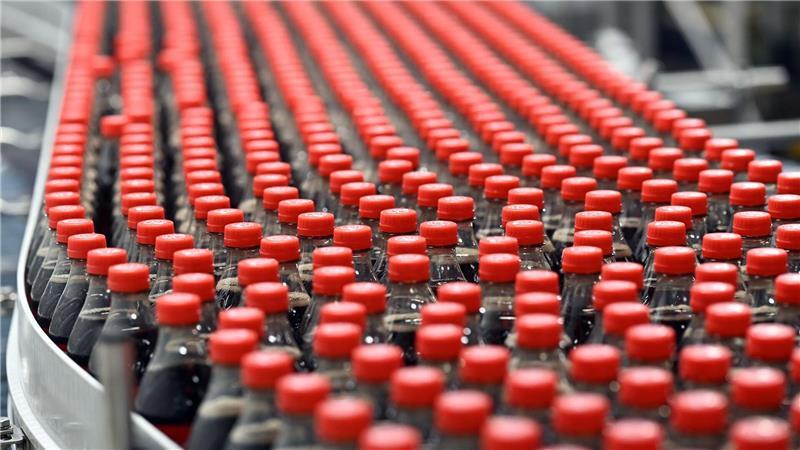 Eine Produktionsanalge von Coca-Cola. (Archivbild)