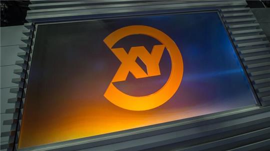 Eine Projektion des Logos der Sendung „Aktenzeichen XY... ungelöst“.