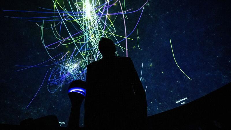 Eine Projektion im Deutschen Museum in der Sonderausstellung „100 Jahre Planetarium“.