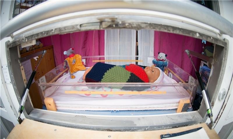 Babyklappen wurden in den vergangenen Jahren kaum genutzt Eine Puppe liegt in einer Babyklappe des Hamburger Vereins Sternipark . So starteten vor 20 Jahren die Babyklappen – mittlerweile gibt es rund 100 in Deutschland. Foto: Reinhardt/dpa