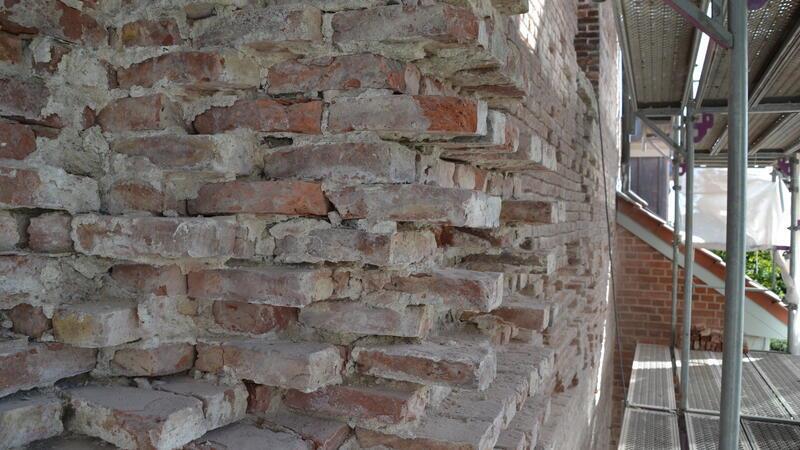Eine Puzzlearbeit: Gut 18.000 Steine müssen beim Krummendeicher Kirchturm ersetzt werden.