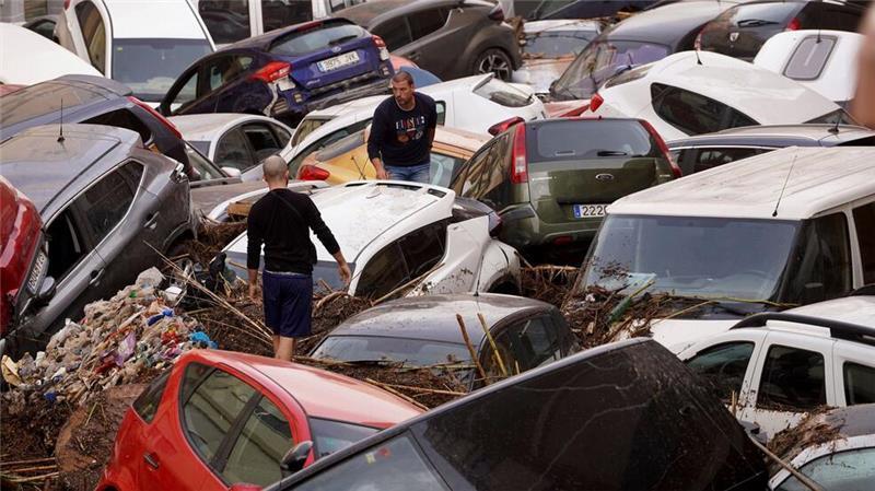 Eine RTVE-Reporterin sprach auf einer überschwemmten Straße, in der zerstörte Fahrzeuge teils übereinander gestapelt lagen, von „kriegsähnlichen Szenen“. 