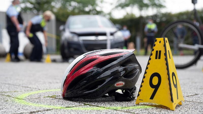 Radfahrerin wird bei Unfall mit Auto in Hamburg schwer verletzt Eine Radfahrerin ist bei einem Verkehrsunfall in Hamburg-Langenhorn schwer verletzt worden. (Symbolbild)