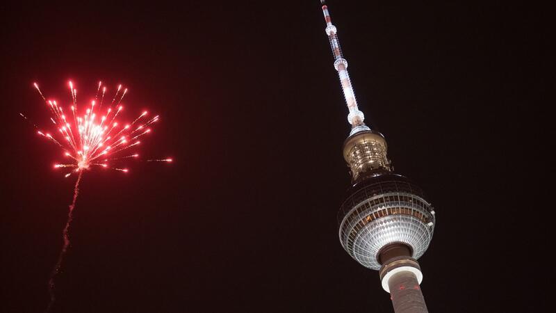 Angriffe auf Polizei, Hunderte Festnahmen in Berlin Eine Rakete explodiert in der Silvesternacht in der Nähe des Berliner Fernsehturms.