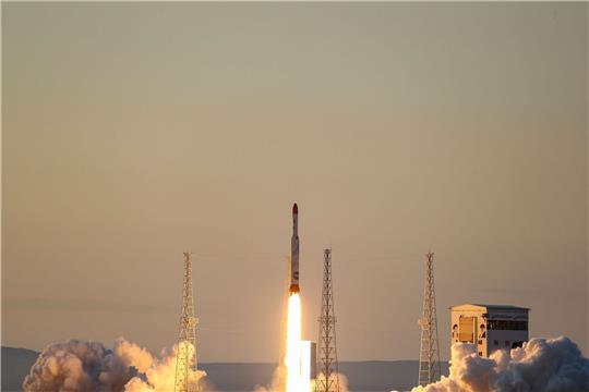 Eine Rakete startet an einem ungenannten Ort im Iran. Die Rakete sollte 2017 drei Forschungssatelliten in die Luft bringen. Jetzt wurde erneut ein Satellitenstart vermeldet.