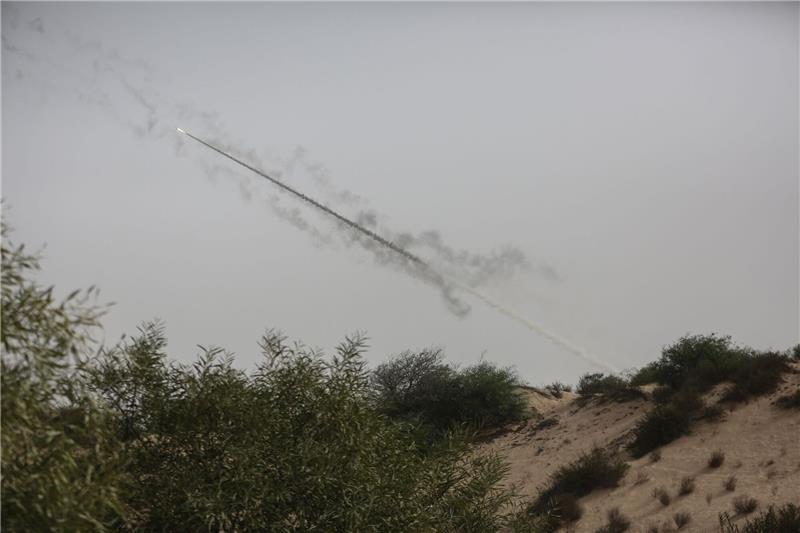 Großangriff der Hamas auf Israel - Mehrere hundert Tote Eine Rakete wird abgefeuert.