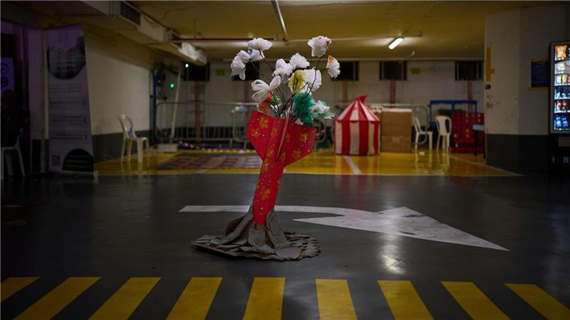 Eine Raketenattrappe steht in einer Tiefgarage in Tel Aviv, in der die Menschen Schutz vor möglichen iranischen Raketenangriffen suchen.