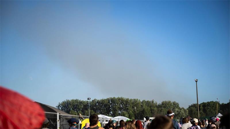 Unterbrechung nach Bränden: Fusion-Festival läuft weiter Eine Rauchsäule steigt unweit des Festivalgeländes in die Luft.