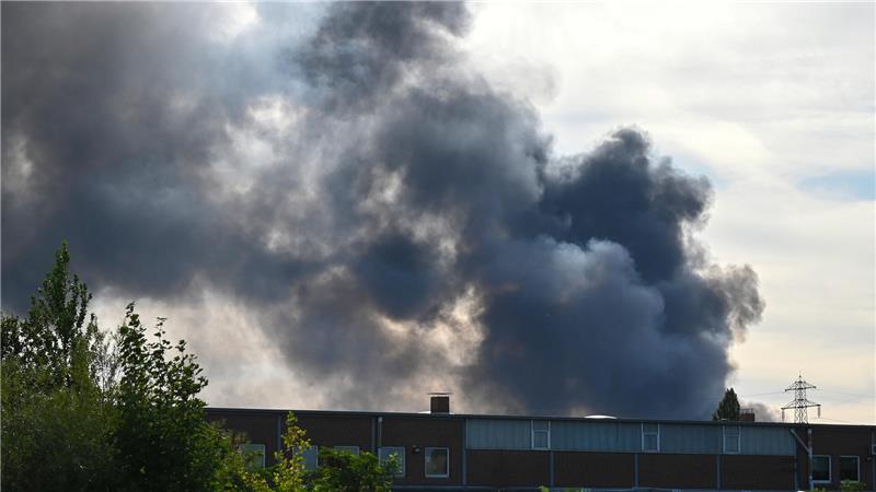 Große Rauchsäule über Veddel: Feuer im Hamburger Hafen – Drei Verletzte Eine Rauchwolke steigt in der Nähe der Autobahn A1 in Hamburg-Moorfleet in den Himmel.