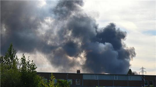 Eine Rauchwolke steigt in der Nähe der Autobahn A1 in Hamburg-Moorfleet in den Himmel.
