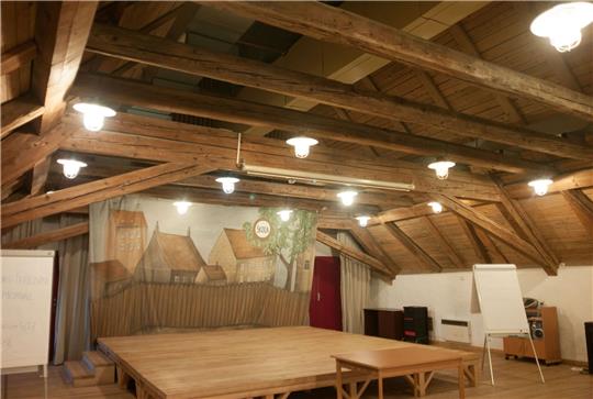 Eine Raum mit Bühne in der Magdeburger Kaserne in Terezin. In dem von den Nationalsozialisten eingerichteten Ghetto Theresienstadt wurde die Oper «Brundibar» des Komponisten Hans Krasa mit einem Libretto von Adolf Hoffmeister zum ersten Mal am 23. September 1943 aufgeführt.