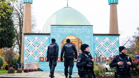 Eine Razzia beim islamischen Zentrum Hamburg vor der Imam Ali Moschee (Blaue Moschee) an der Außenalster.
