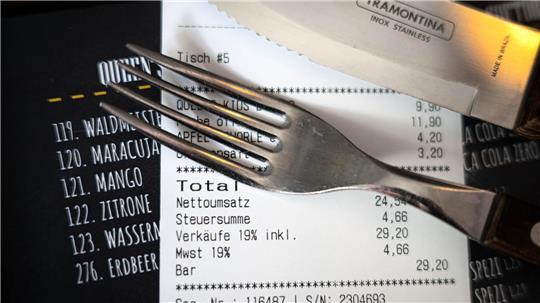 Eine Rechnung der Mehrwertsteuer liegt auf der Speisekarte eines Restaurants. (Symbolbild)