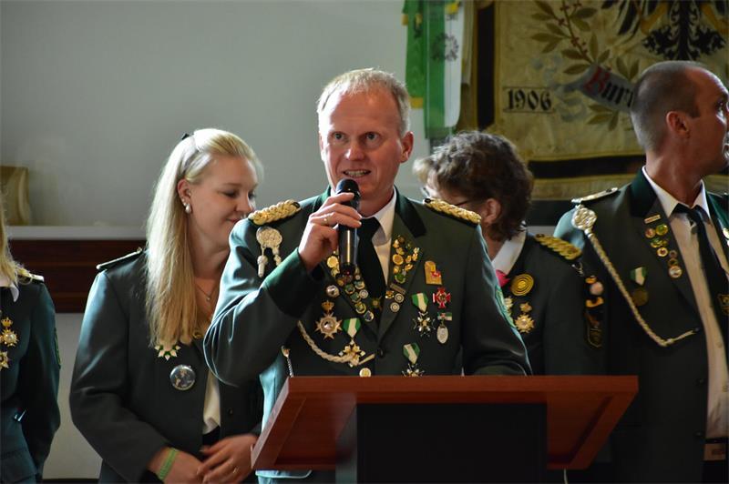 Schmierseifen-Show: Burweg feiert Schützenfest - und seinen Dorfhumor Eine Rede kann sich wie ein Kaugummi ziehen: Burwegs Schützenpräsident Dirk Holthusen versucht, die Proklamation mit etwas Humor aufzulockern.