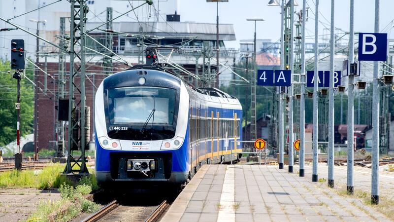 Eine Regio-S-Bahn der NordWestBahn verlässt den Hauptbahnhof. Nahezu alle Linien der Nordwestbahn und der S-Bahn Hannover fallen am Samstag wegen eines Warnstreiks aus.