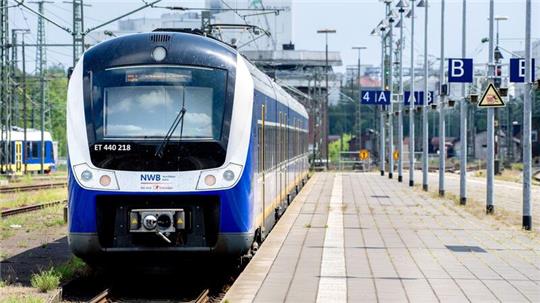 Eine Regio-S-Bahn der NordWestBahn verlässt den Hauptbahnhof in Fahrtrichtung Bremen.
