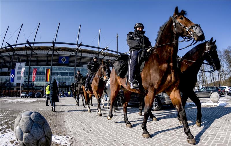 Eine Reiterstaffel der Polizei patroulliert bei Fußballspielen am Volksparkstadion. Foto Carmen Jaspersen, Axel Heimken/dpa