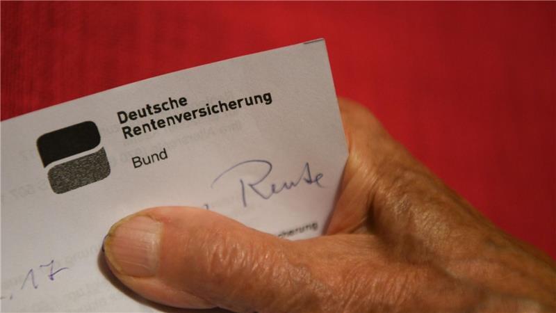 Heil: Renten steigen zum 1. Juli um 3,74 Prozent Eine Rentnerin hält ihren Rentenbescheid in der Hand.