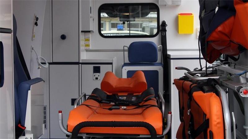 Eine Rettungssanitäterin wurde bei einem Einsatz in Stade-Bützfleth laut Polizeiangaben im Rettungswagen angegriffen.