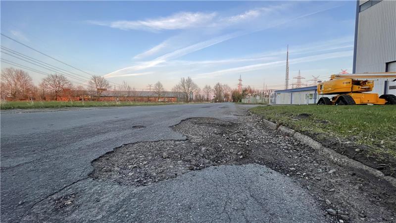 Schlaglöcher im Hagener Weg in Dollern auf Höhe des Umspannwerks.