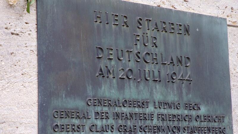 „Widerstand als Pflicht“? Was das Hitler-Attentat lehrt Eine Rose ist in der Gedenkstätte Deutscher Widerstand im Bendlerblock hinter der Bronzetafel für die Ermordeten des Widerstands gegen die nationalsozialistische Gewaltherrschaft vom 20. Juli 1944 gesteckt worden. (Archivfoto)
