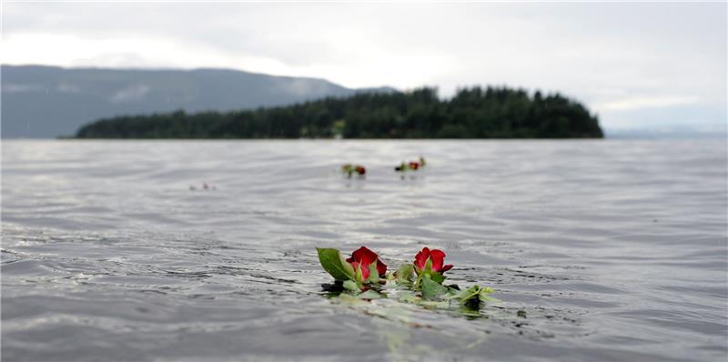 Eine Rose schwimmt im Gedenken an die Opfer des Anschlags des norwegischen Massenmörders Anders Behring Breivik vor der Insel Utøya im Wasser. Foto: Jörg Carstensen/dpa