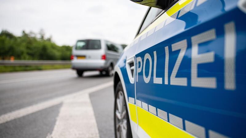 Eine Verkehrskontrolle, drei Anzeigen: Mann aus Stade macht alles falsch Ein Streifenwagen der Polizei steht auf einer Straße.