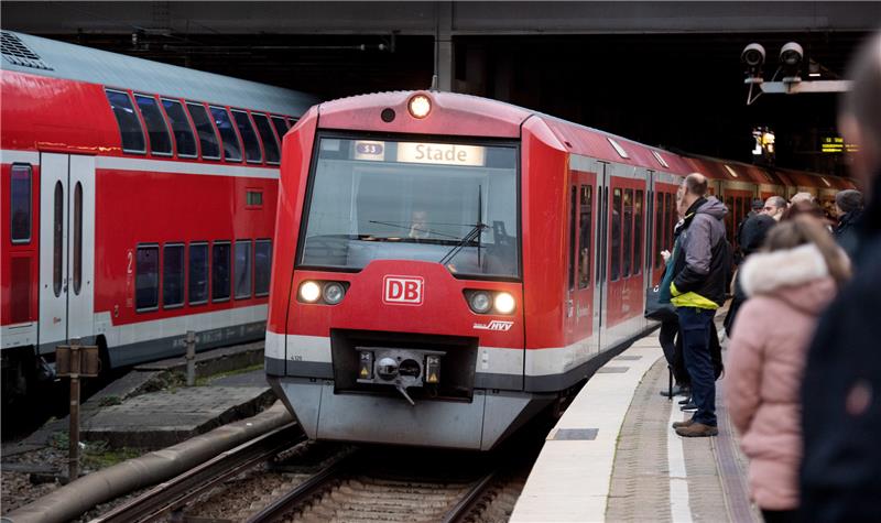 Eine S-Bahn der Linie S3 fährt in den Hauptbahnhof in Hamburg ein. Foto: Daniel Reinhardt/dpa